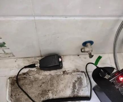 东坡屋顶漏水维修公司分享下卫生间漏水的危害及解决方法